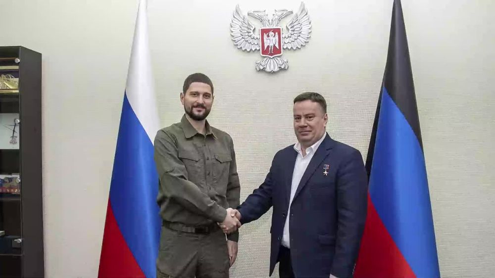 Сенатор Российской Федерации Александр Волошин провел совещание с Председателем Народного Совета Донецкой Народной Республики Константином Кузьминым и депутатами парламента