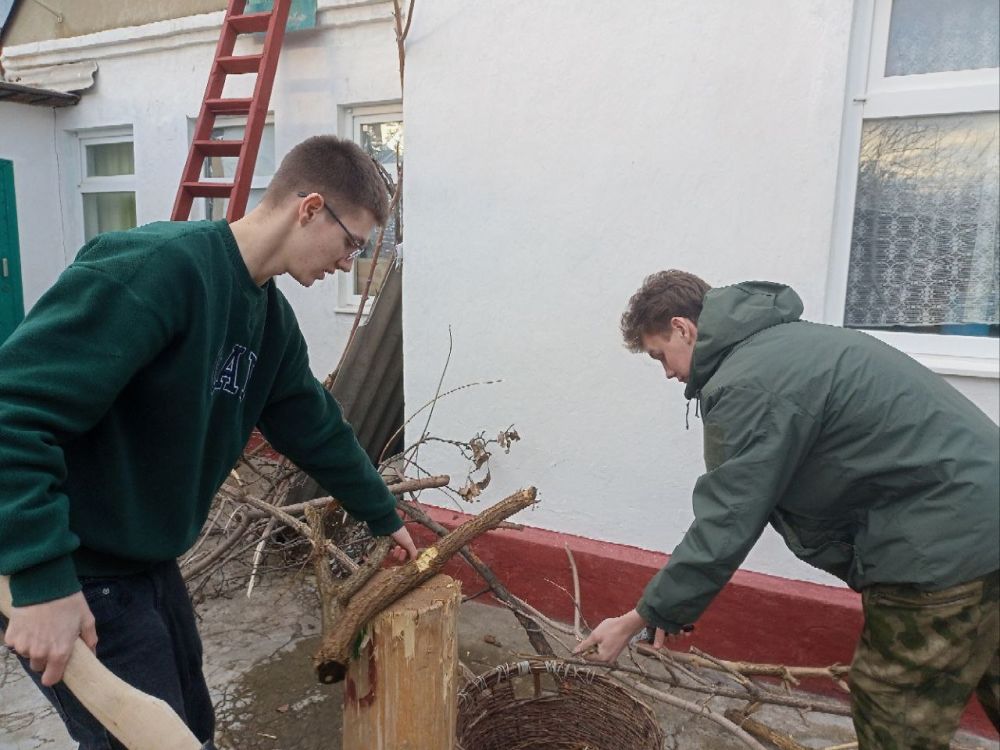 Игорь Лызов: Добро начинается с вас. Активисты Движения Первых и активная молодёжь Амвросиевки присоединились к Эстафете Добра в рамках проекта «Старшее поколение» и помогли одинокой бабушке с тяжёлой работой по дому
