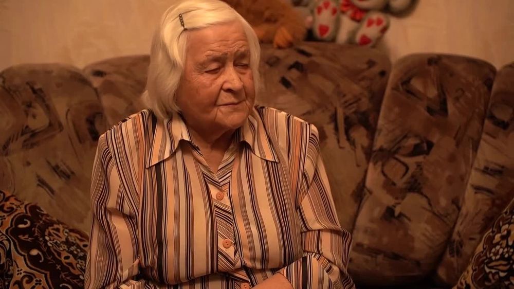 Александр Волошин: #гуманитарнаяпомощь. В День снятия блокады Ленинграда мои помощники навестили Лору Петровну Ганич, которая была свидетелем тех страшных событий. Начало блокады она застала 6-летней девочкой