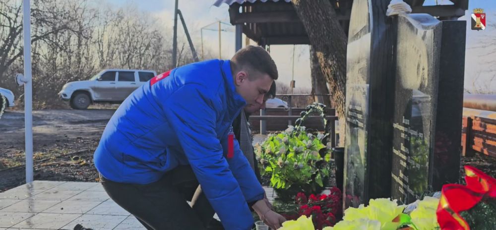 Сегодня сотрудники администрации городского округа Енакиево, активисты РДДМ &quot;Движение Первых&quot;, а также родные и близкие погибших ополченцев, собрались, чтобы почтить память тех, кто десять лет назад отдал жизнь, освобождая...