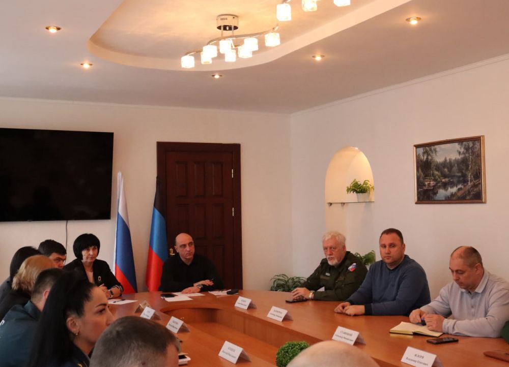 Дмитрий Лысенко: Сегодня, 29 января, провел расширенное аппаратное совещание с участием руководителей администрации городского округа, Торезского городского совета, депутата Народного Совета Бедило А.Н., руководителей...