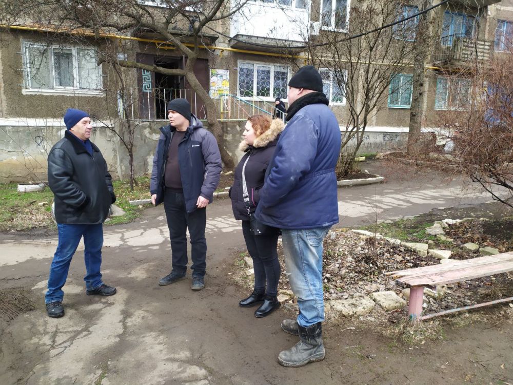 Дмитрий Лысенко: Сегодня, 29 января, Артем Чесноков, заместитель главы администрации городского округа Торез провел встречу с населением по адресу: микрорайон 1, дом 11