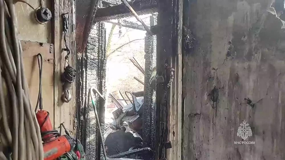 Сотрудники МЧС России ликвидировали пожар в Юнокоммунаровске
