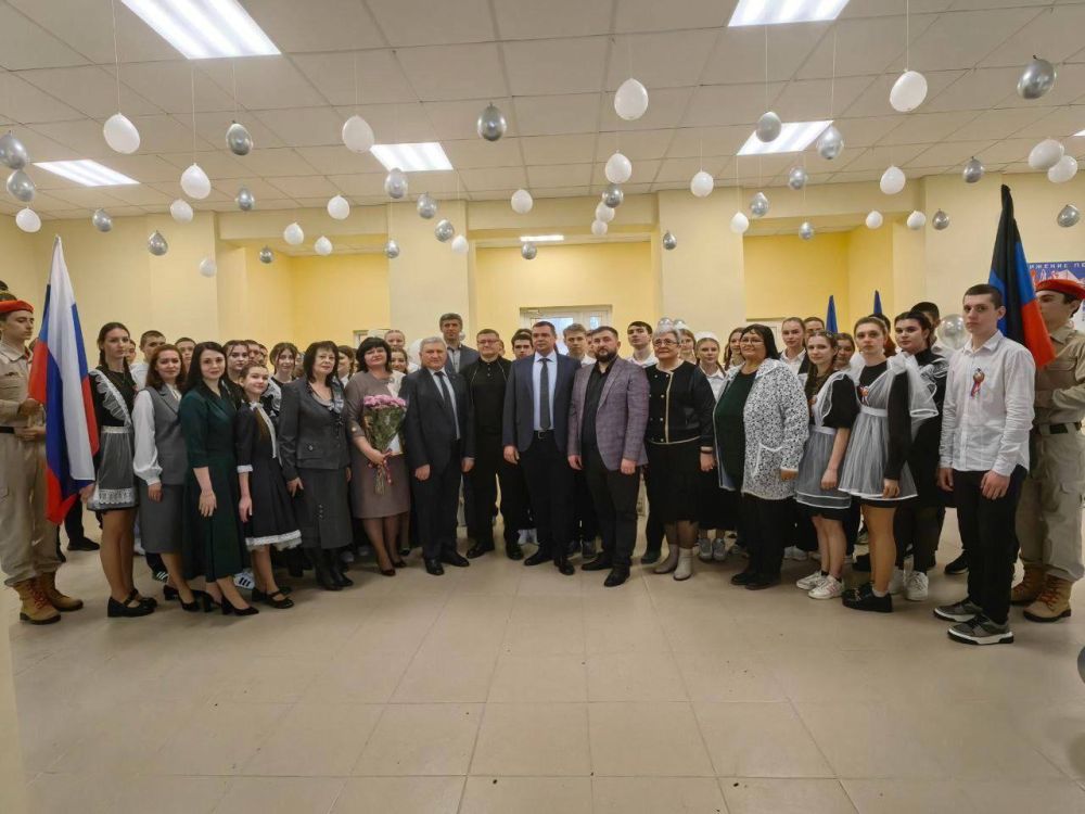 Комсомольское рудоуправление оказало помощь в благоустройстве территории Комсомольской школы № 5 Старобешевского муниципального округа