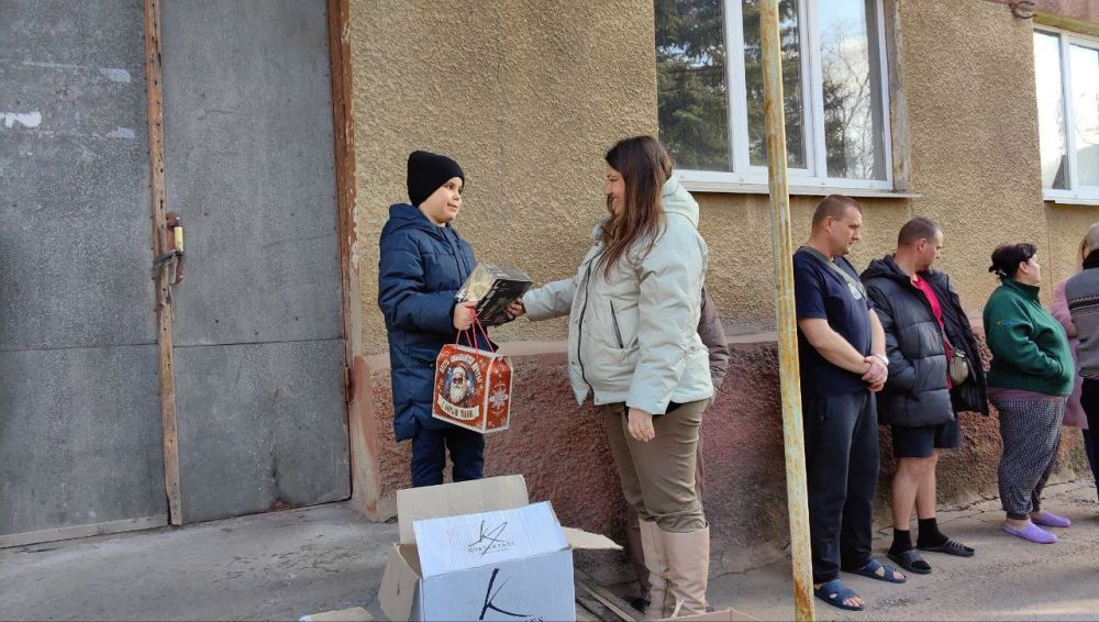 Сегодня Депутаты Народного Совета Донецкой Народной Республики Вадим Морозов и Марина Каплянок доставили гуманитарную помощь вынужденным переселенцам, эвакуированным из зоны боевых действий и пребывающим в данное время в...