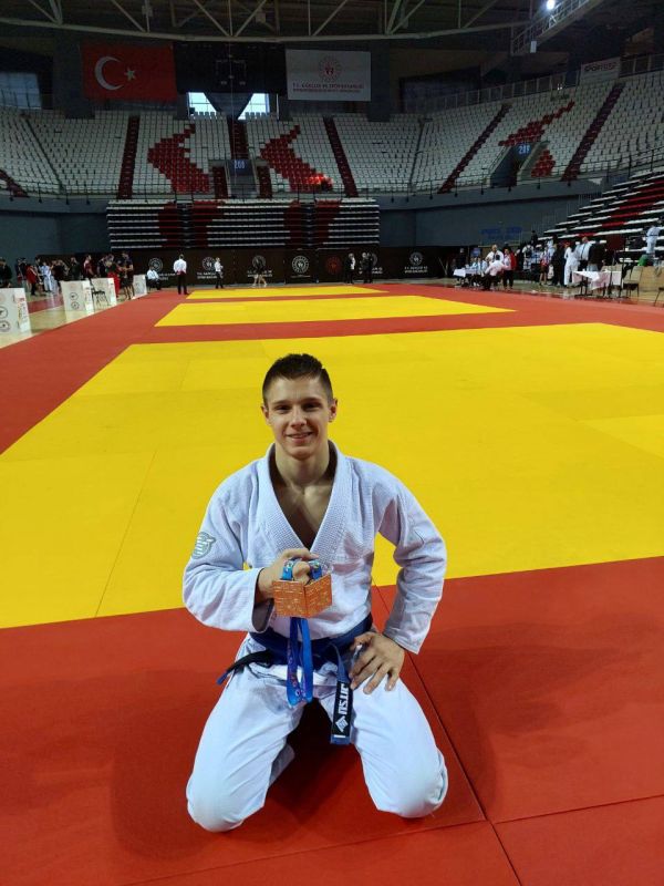 Александр Волошин: #ГероиДонбасса. Сердце патриота, воля чемпиона Сегодня герой нашей рубрики - восходящая звезда спортивного Олимпа Даниил Оман. Ему всего 16 лет, но он уже победитель первенства мира и 3-кратный победитель...