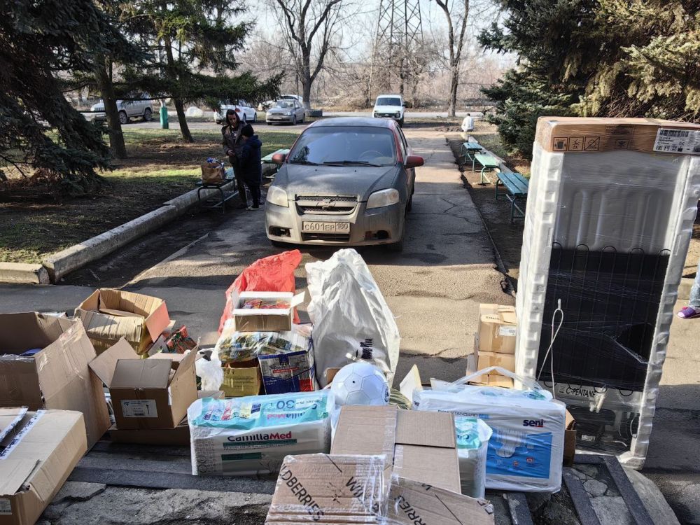 Николай Михайлов: Сегодня Депутаты Народного Совета Донецкой Народной Республики Вадим Морозов и Марина Каплянок доставили гуманитарную помощь вынужденным переселенцам, эвакуированным из зоны боевых действий и пребывающим в...