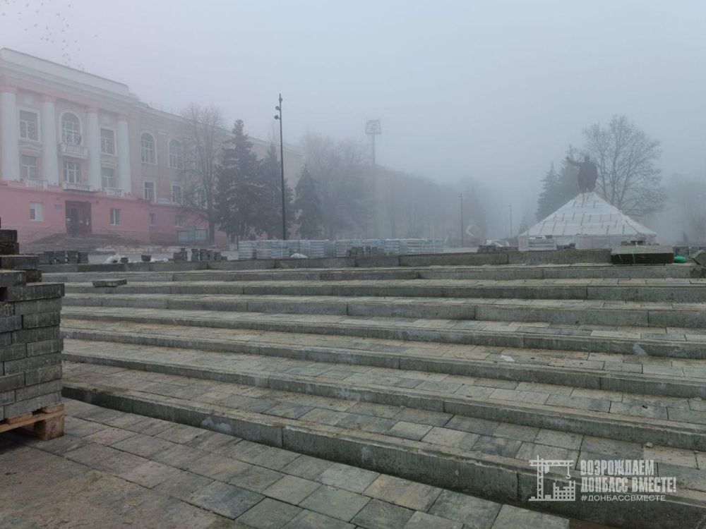 Игорь Лызов: Амурская область устанавливает малые архитектурные формы на центральной площади Амвросиевки