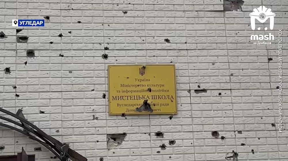 Волонтёры обнаружили уцелевшие музыкальные инструменты под завалами школы в Угледаре