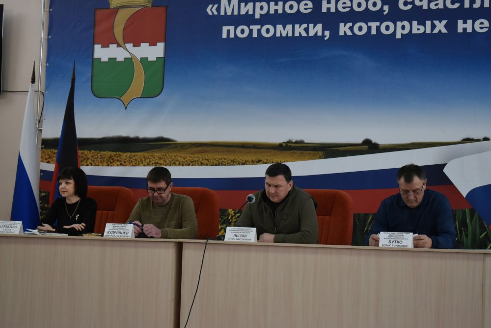 Игорь Лызов: В ходе расширенного аппаратного совещания с начальниками управлений, отделов, секторов администрации округа и руководителями учреждений были рассмотрены актуальные вопросы жизнедеятельности муниципалитета