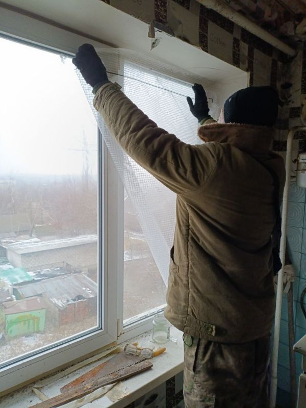 Наталья Бегуненко: Сотрудники муниципального унитарного предприятия «Управляющая компания Петровского района» продолжают выполнять работы по закрытию окон по адресу улица Красногоровская, 2