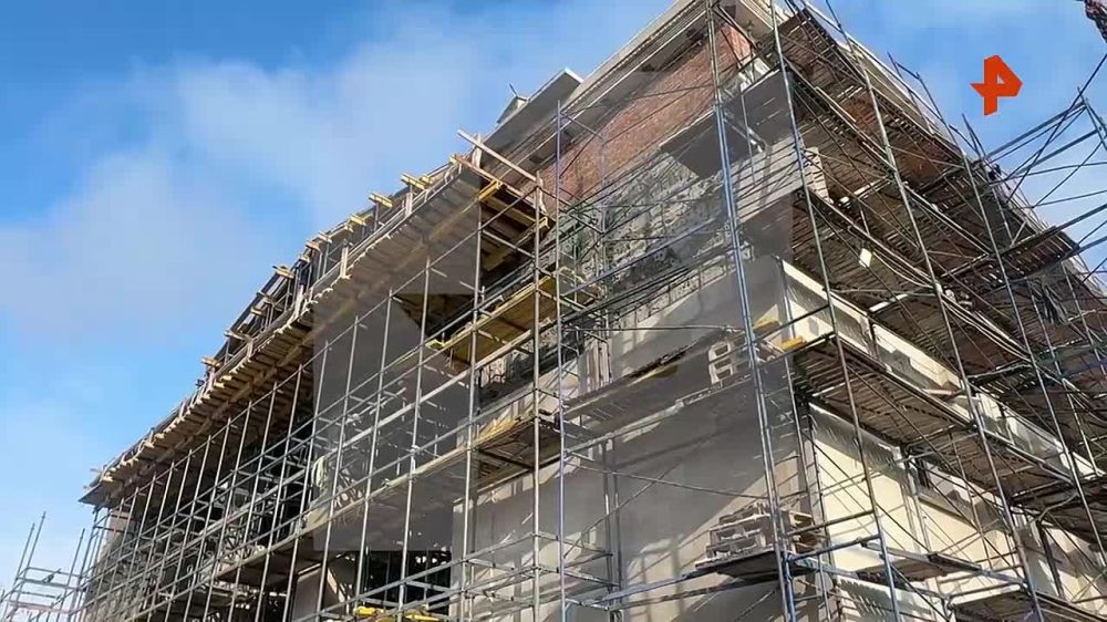 Главный символ Мариуполя, местный Драмтеатр, готов на 65%