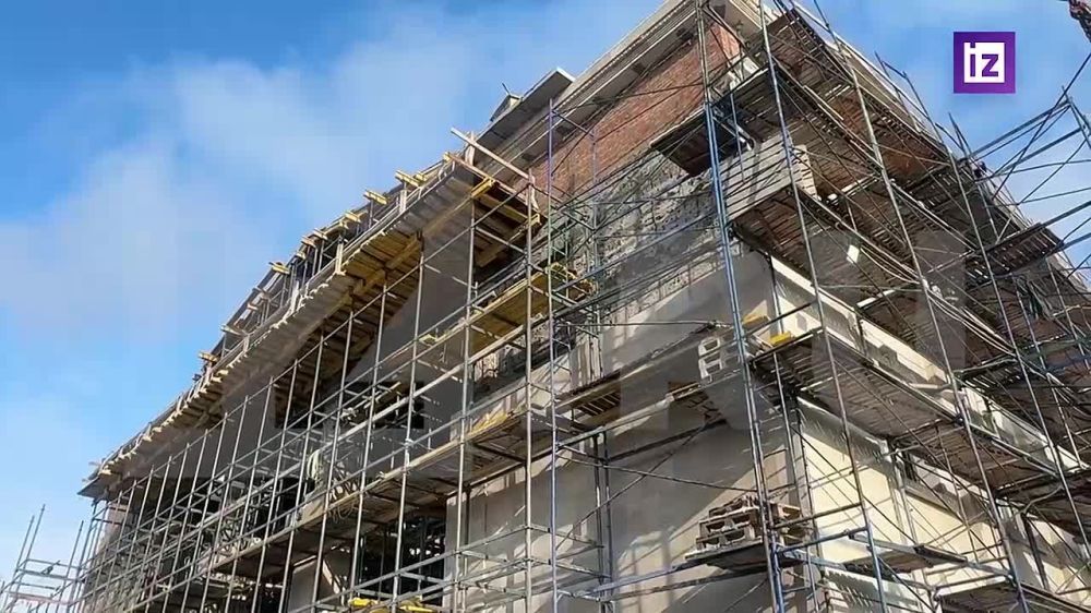 Строители заново возвели все стены драмтеатра в Мариуполе, сильно пострадавшего при атаках ВСУ в 2022-м