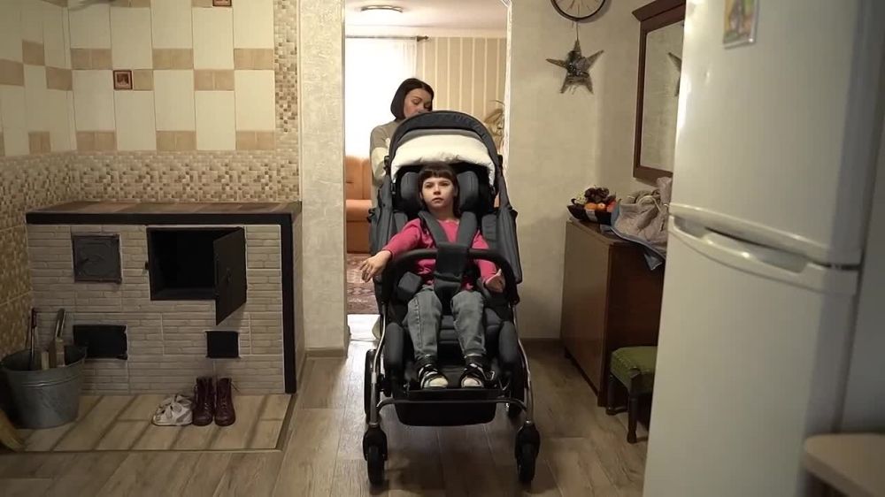 Александр Волошин: #гуманитарнаяпомощь. На днях навестили семью Ткачук из Макеевки, в которой живёт девочка Маша. Скоро ей исполнится 14. Из-за тяжелой болезни она не может ходить и говорить