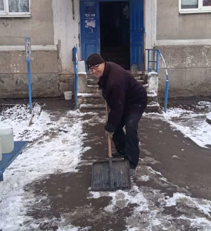 Силами коммунальных предприятий были проделаны работы по наведению чистоты и порядка на территории г. Моспино: