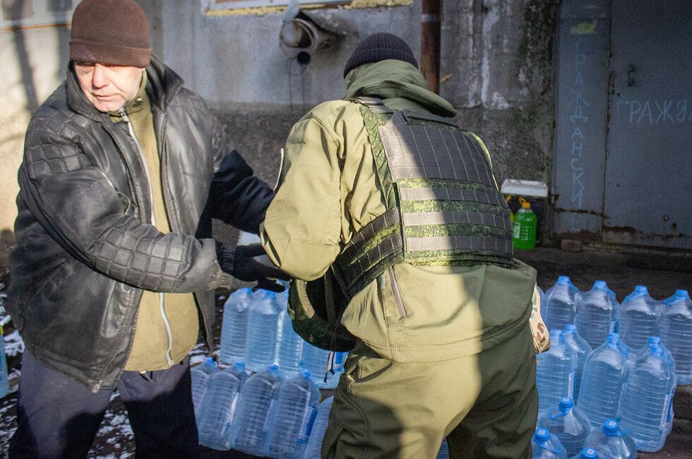 Команда Народного фронта привезла жителям Красногоровки воду и медикаменты