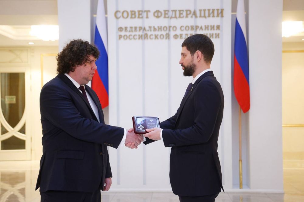 Александр Волошин: По поручению Главы Донецкой Народной Республики Дениса Пушилина вручил сегодня государственную награду ДНР – знак отличия «За заслуги III степени» Президенту АО «Развитие территорий» Роману Кокшарову