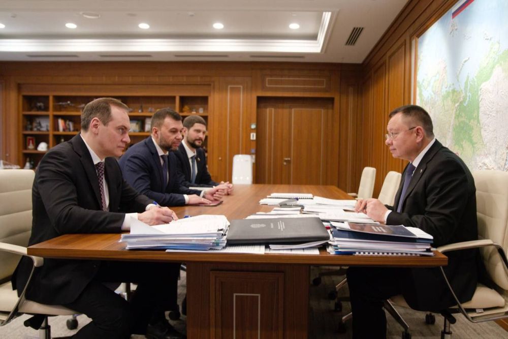 Министр строительства и ЖКХ России Ирек Файзуллин провел рабочую встречу с Главой ДНР Денисом Пушилиным и сенатором Александром Волошиным