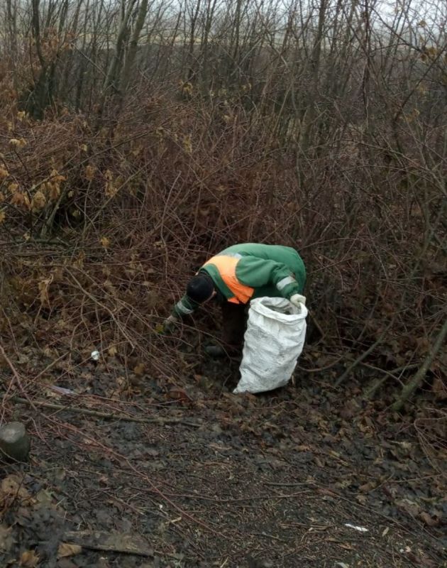 Силами коммунальных предприятий были проделаны работы по наведению чистоты и порядка на территории г. Моспино: