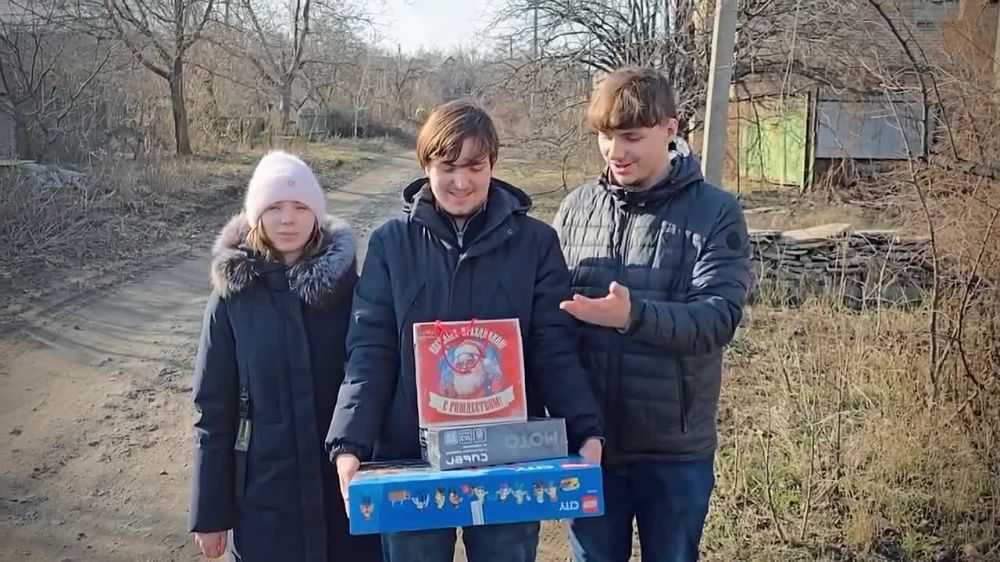 Александр Волошин: #ГероиДонбасса. Шёл в пекло, не думая о себе Это Паша Караченцев из Авдеевки. В марте ему исполнится 16. Его имя не найти в громких заголовках СМИ, но за скромностью этого парня скрывается истинный герой...