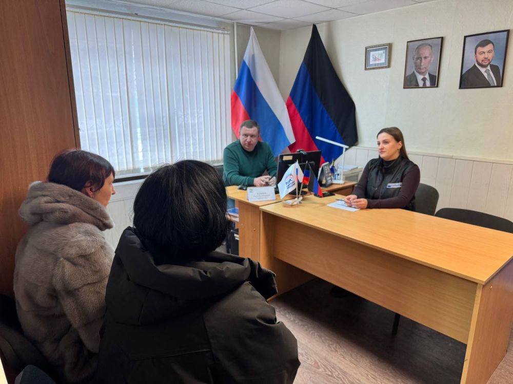 Приём граждан в Общественной приёмной партии "Единая Россия" города Снежное