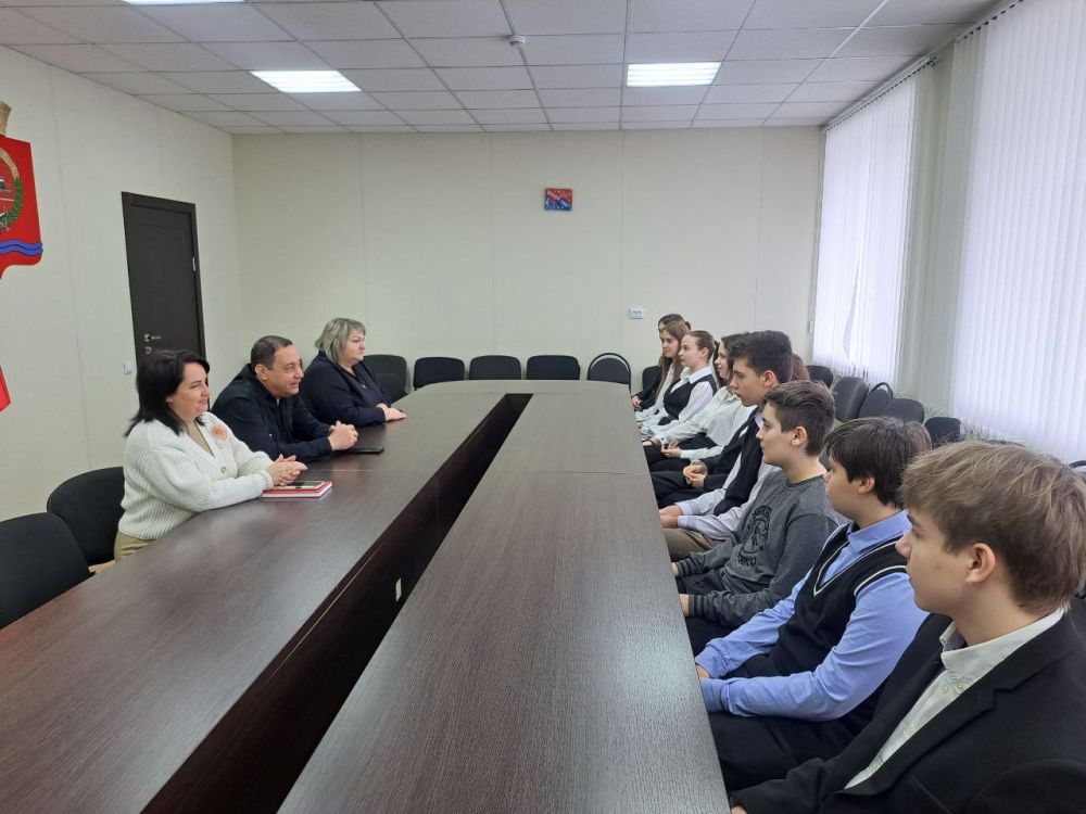 Глава муниципального образования Волновахский МО Константин Зинченко провёл дипломатическую встречу с Клубом юных дипломатов