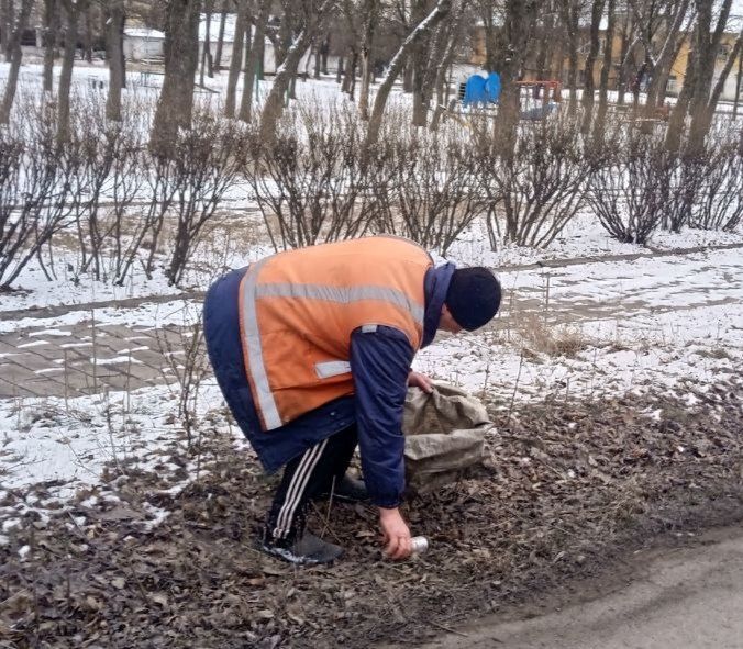 Силами коммунальных предприятий были проделаны работы по наведению чистоты и порядка на территории г. Моспино: