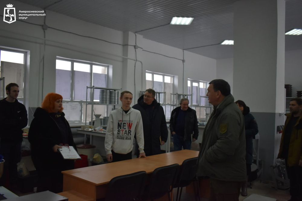 Игорь Лызов: Вместе с председателем, заместителем председателя Амвросиевского муниципального совета, депутатом совета посетил Амвросиевский индустриальный колледж