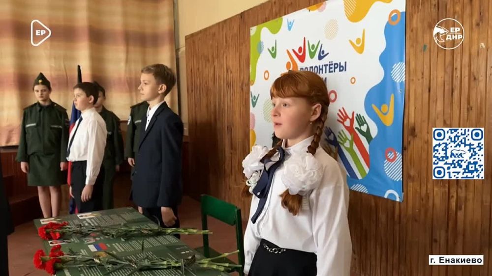 Плечом к плечу стояли по-геройски и гнали прочь врагов с родной своей земли…
