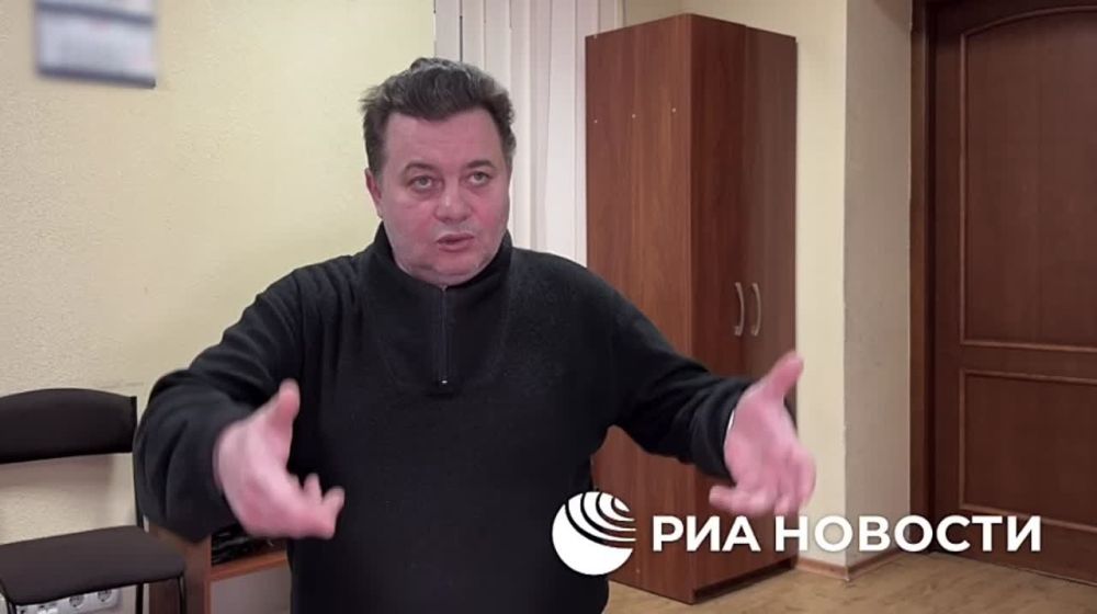 Украинские военные запускали боевые дроны с балкона жилого дома в Селидово в ДНР, рассказал РИА Новости местный житель