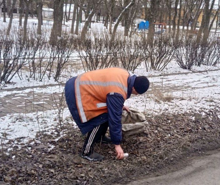 Силами коммунальных предприятий были проделаны работы по наведению чистоты и порядка на территории г. Моспино: