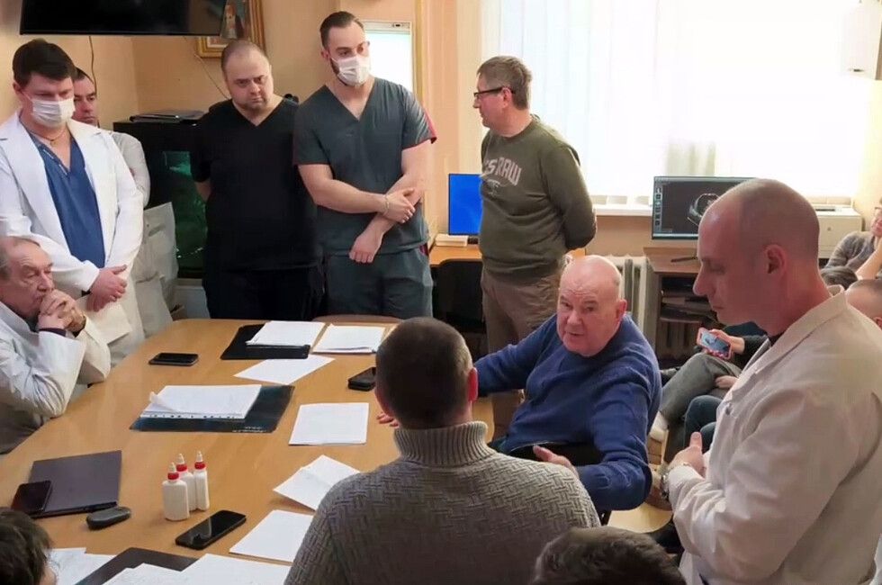 Знаменитый торакальный хирург и его коллеги проведут в ДНР десяток операций