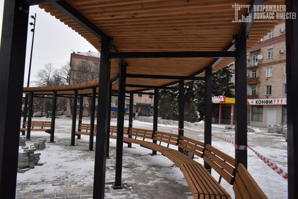Игорь Лызов: На площади Ленина в Амвросиевке устанавливают лавочки с навесом