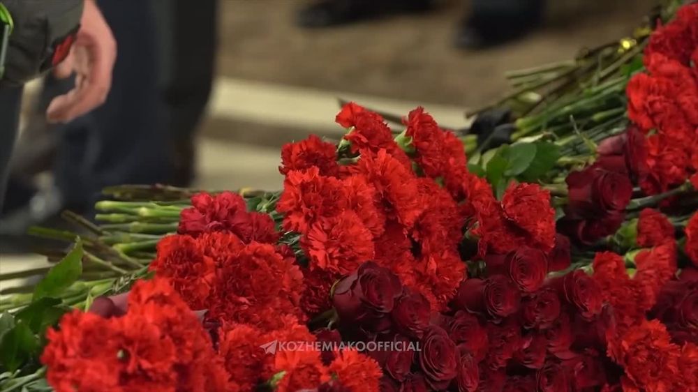 Дмитрий Лысенко: В Торезе прошла церемония возложения цветов к импровизированному мемориалу в память о погибшем в Курской области вице-губернаторе Приморья, командире добровольческого отряда "Тигр" Сергее Ефремове