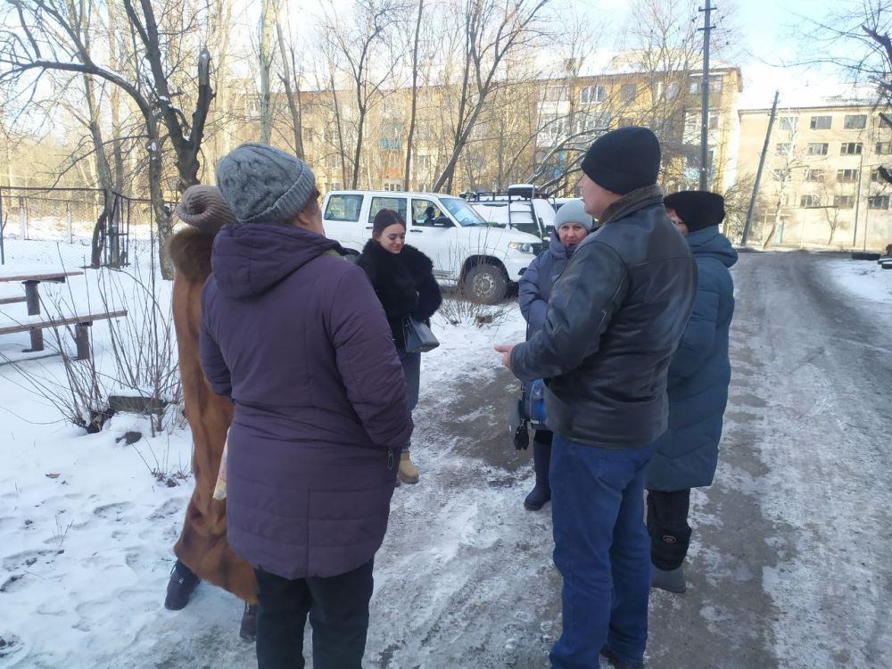 Дмитрий Лысенко: Сегодня, 12 февраля, Артем Чесноков, заместитель главы администрации городского округа Торез провел встречу с населением по адресу: микрорайон "30 лет Победы, дом 40
