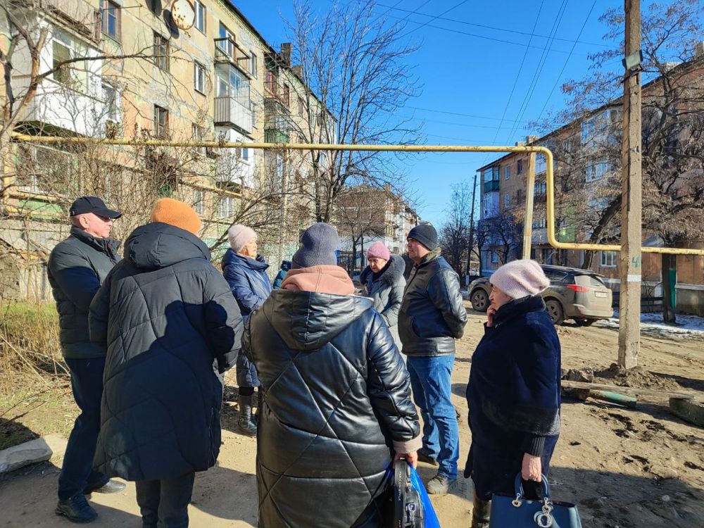 Дмитрий Лысенко: Сегодня, 13 февраля, Артем Чесноков, заместитель главы администрации городского округа Торез провел встречу с населением по адресу: ул. Поповича, дом 12