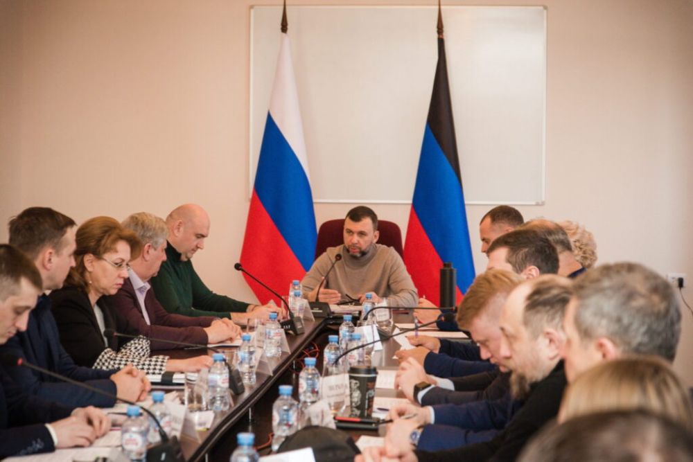 Глава ДНР Денис Пушилин обсудили с членами Правительства ключевые вопросы реализации Программы социально-экономического развития и восстановления ДНР