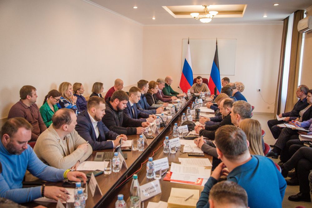 Денис Пушилин дал ряд поручений в рамках совещания с региональным правительством