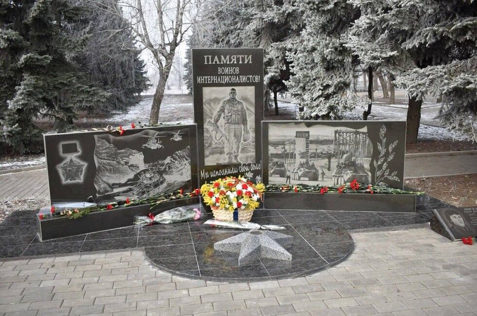 Активисты ЕР почтили память воинов-интернационалистов в ДНР