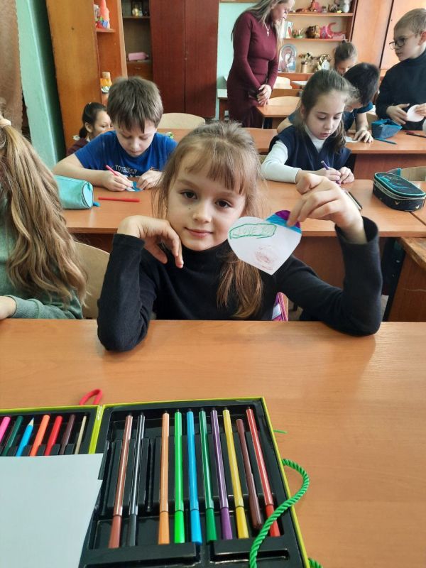 Мирненский ДК. Сотрудниками ДК было проведено тематическое мероприятие для детей, участников кружка &quot;Сувенир&quot; «Любовь начинается с дружбы», посвященное Дню Святого Валентина