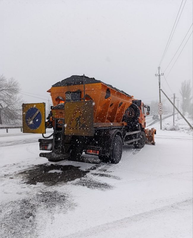 Дмитрий Лысенко: На территории городского округа Торез проводится работа по расчистке и посыпке автомобильных дорог