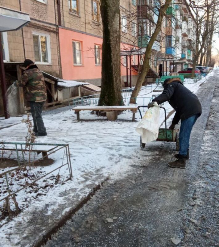 Силами коммунальных предприятий были проделаны работы по наведению чистоты и порядка на территории г. Моспино: