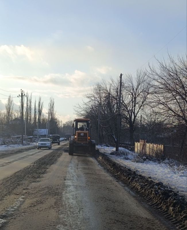 Дмитрий Лысенко: На территории городского округа Торез проводится работа по расчистке и посыпке автомобильных дорог