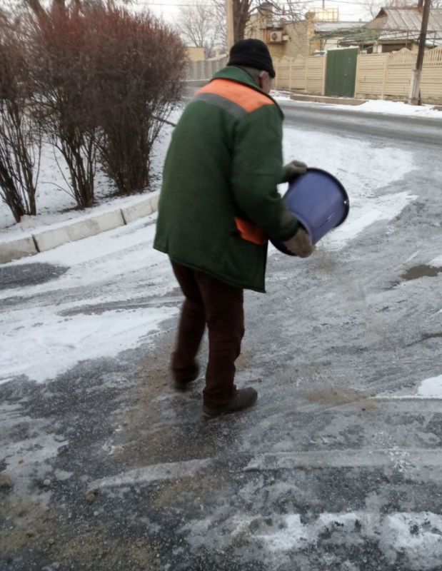 Силами коммунальных предприятий были проделаны работы по наведению чистоты и порядка на территории г. Моспино: