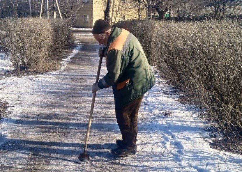 Силами коммунальных предприятий были проделаны работы по наведению чистоты и порядка на территории г. Моспино: