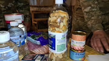Дмитрий Астрахань: Сухарики упакованые в пластиковую бутылку перед отправкой на передовую в баулах с продуктами