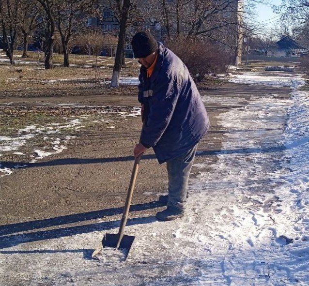 Силами коммунальных предприятий были проделаны работы по наведению чистоты и порядка на территории г. Моспино: