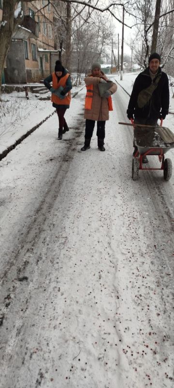 Дмитрий Лысенко: На территории городского округа Торез работниками МУП "Благоустройство " и МУП "Жилкоммунсервис" администрации г. Тореза проводится работа по посыпке внутриквартальных проездов и тротуаров