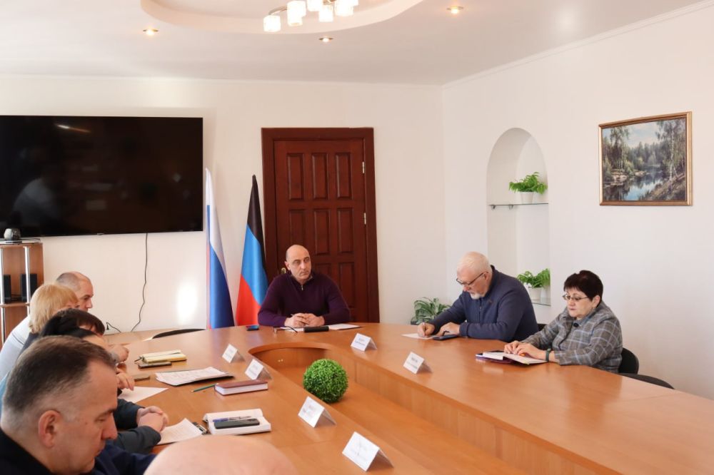 Дмитрий Лысенко: Сегодня, 19 февраля, провел расширенное аппаратное совещание с участием руководителей администрации городского округа, депутата Народного Совета Бедило А.Н., руководителей отраслевых (функциональных) и...