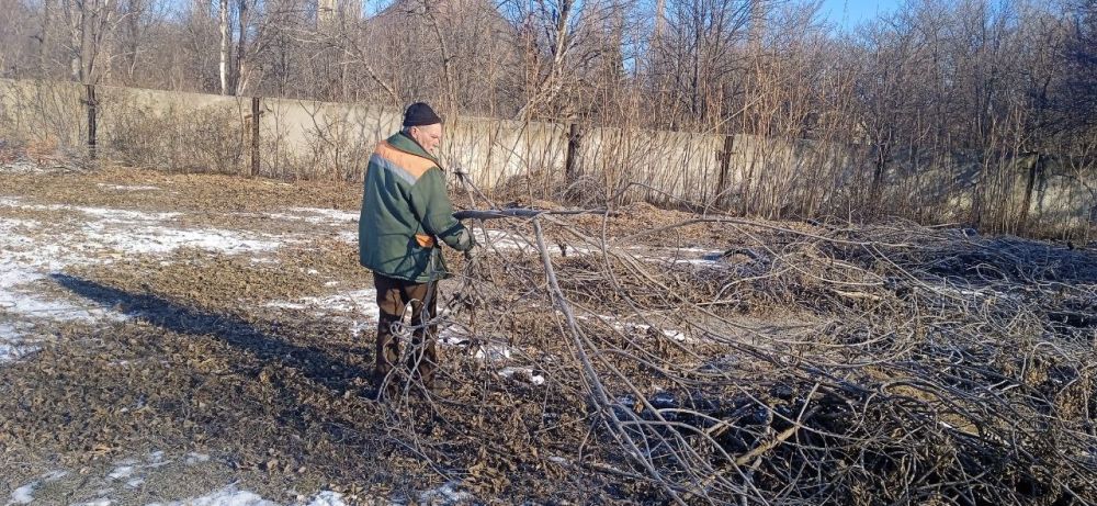 Силами коммунальных предприятий были проделаны работы по наведению чистоты и порядка на территории г. Моспино: